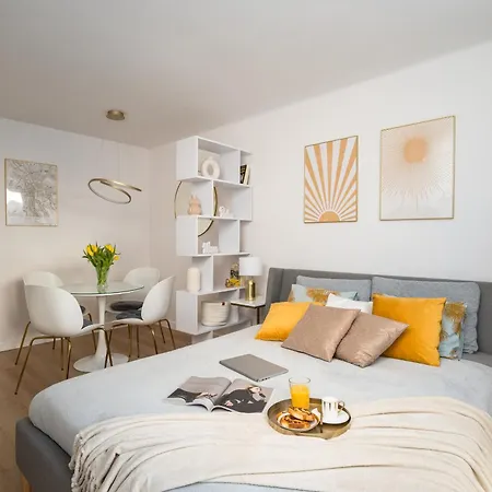 Gold Premium 950 M To Station Parking *