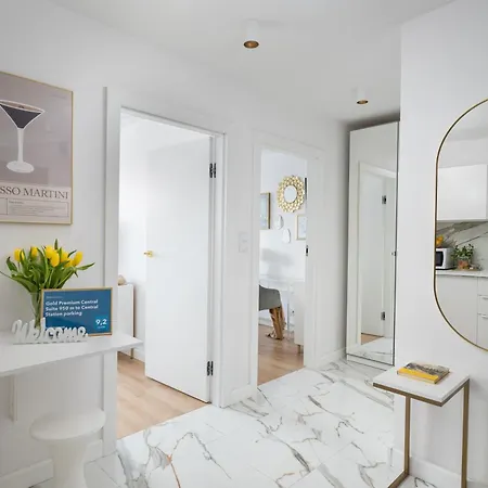 Lägenhet Gold Premium 950 M To Station Parking