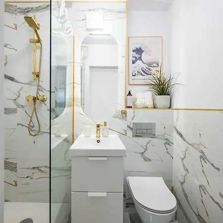 Lägenhet Gold Premium 950 M To Station Parking